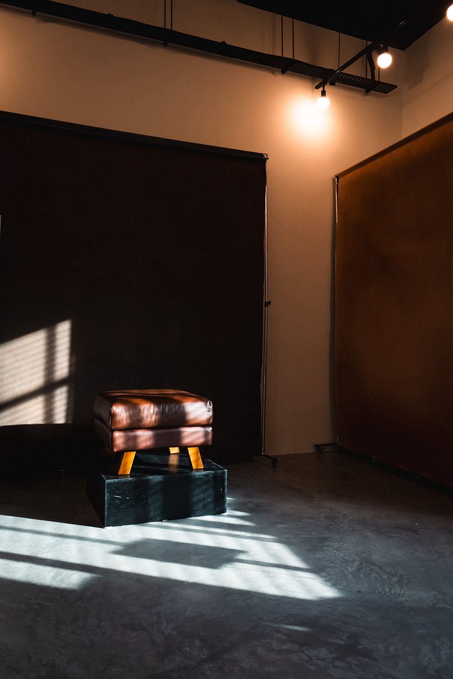 Furtographed studio — lighting and fine-art backdrops